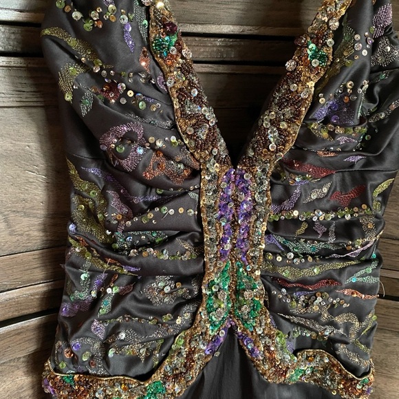 Mandaley dress. Size 4 but run small. Fits more like size 2. - Picture 6 of 8